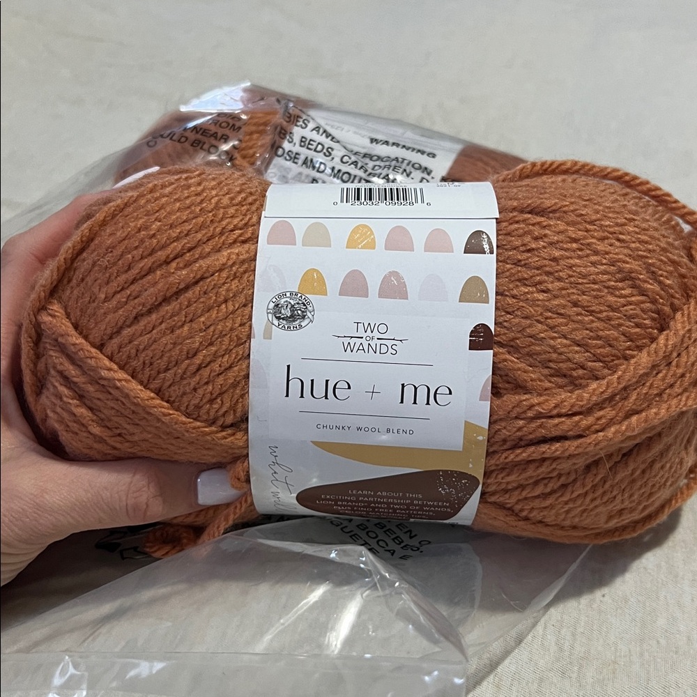 Hue + Me Yarn Bundle 2 Skeins Grapefruit Chunky Wool Blend Two Wands Lion NWT - Picture 2 of 3